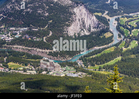 Blick auf Banff Springs Hotel und Bow River von Spitze des Sulphur Mountain im Banff Nationalpark, Alberta, Kanada. Stockfoto