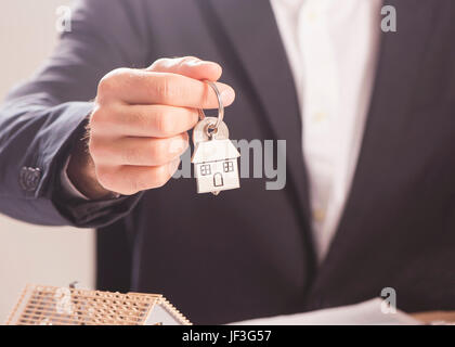 Immobilienmakler Haus Schlüsselübergabe Stockfoto