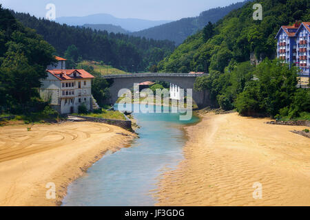 Lea Fluss und Brücke in Lekeitio Stockfoto