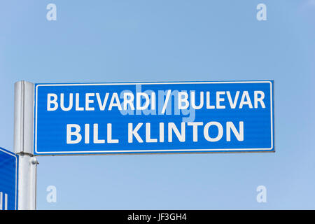 Main Bulevardi Bill Klinton Straßenschild, Pristina (Prishtina), Republik Kosovo Stockfoto