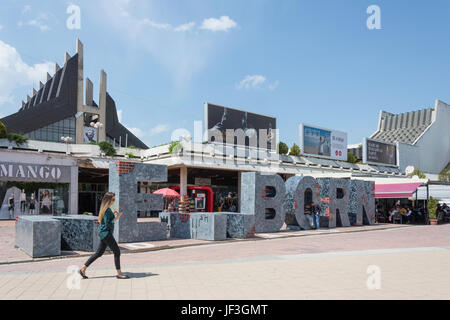 Die Neugeborenen-Denkmal (Neugeborene) und Palast der Jugend und Sport, Pristina (Prishtina), Republik Kosovo Stockfoto