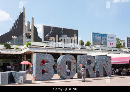 Die Neugeborenen-Denkmal (Neugeborene) und Palast der Jugend und Sport, Pristina (Prishtina), Republik Kosovo Stockfoto