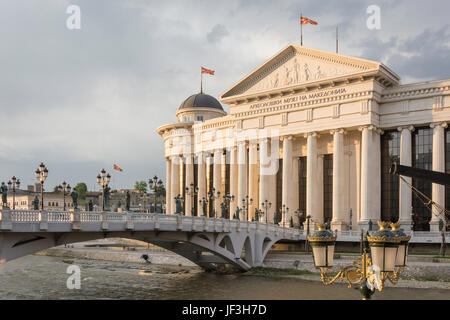 Das archäologische Museum von Mazedonien über den Fluss Vardar in der Dämmerung, Skopje, Skopje Region, Republik Nördlich Mazedonien Stockfoto