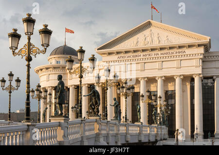 Das archäologische Museum von Mazedonien über den Fluss Vardar in der Dämmerung, Skopje, Skopje Region, Republik Nördlich Mazedonien Stockfoto