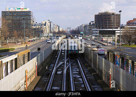 PARIS - MÄRZ 2014; Blick von La Défense Bankenviertel gegenüber dem Arc De Triomphe. Stockfoto