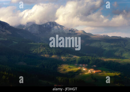 Dorf im Tal Aramaio im Baskenland Stockfoto