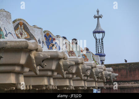 Banc de Faïence Dans le Parc Güell, Barcelona, Spanien - Bank aus Keramik im Park Güell, Barcelona, Spanien hergestellt Stockfoto