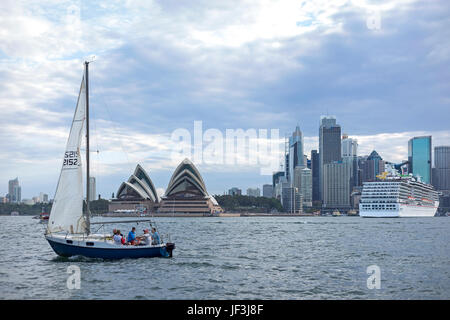 SYDNEY, AUSTRALIEN - DEZEMBER 2016; Segelboot vor der Oper. Stockfoto