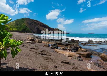 One'uli Strand auf der Insel Maui mit der Pu'u Ola'i Schlackenkegel im Hintergrund. Stockfoto