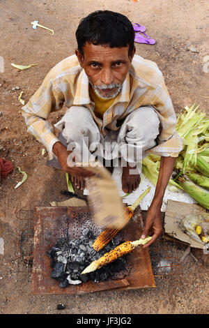 Porträt eines armen indischen Bauern, Verkauf von Mais für lebende New Delhi, Indien Stockfoto