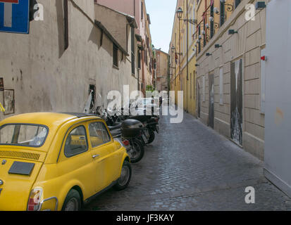 Rom, Italien - 22. Mai 2017: Alte gelbe Auto Fiat 600 in einer Straße von Rom, Italien Stockfoto