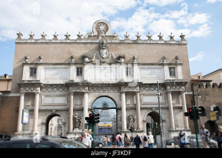 Rom, Italien - 1. Juni 2017: Blick auf die Porta del Popolo (Porta Flaminia des antiken Roms) nördliche Tor in der Aurelianischen Mauer in Rom Stadt Stockfoto