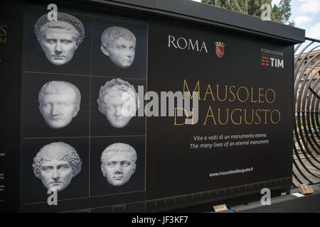 Rom, Italien - 3. Juni 2017: Brief in den Eingang der Ruinen von Mausoleum des Augustus, derzeit im Wiederaufbau, in Rom Italien Stockfoto