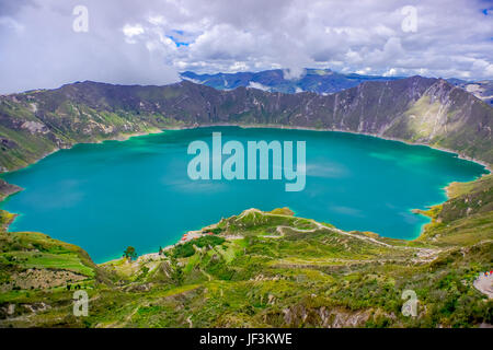 Herrlichen Blick auf See die Quilotoa Caldera. Quilotoa ist der westliche Vulkan in den Anden und befindet sich in der Andenregion Ecuadors. Stockfoto