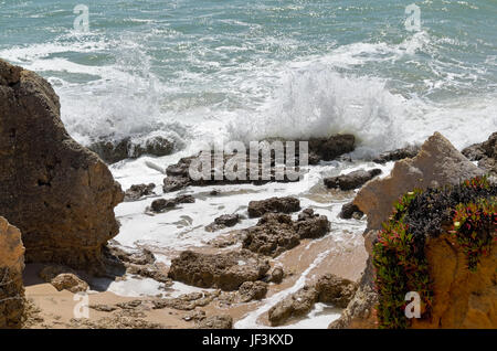 Szene erfasst in Chiringuitos Strand (auch genannt Gale Strand), Albufeira. Algarve, Portugal Stockfoto