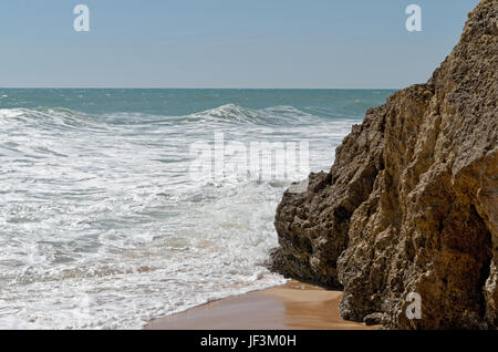 Szene erfasst in Chiringuitos Strand (auch genannt Gale Strand), Albufeira. Algarve, Portugal Stockfoto