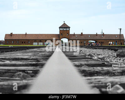 Vergangenheit Gegenwart Auschwitz Eingang Stockfoto