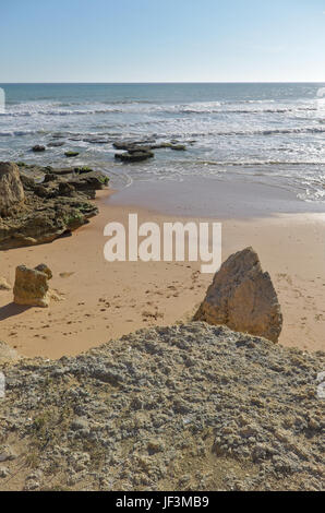 Szene erfasst in Chiringuitos Strand (auch genannt Gale Strand), Albufeira. Algarve, Portugal Stockfoto