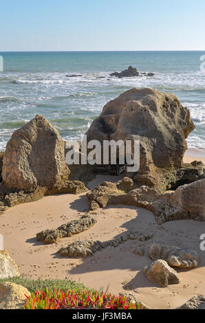 Szene erfasst in Chiringuitos Strand (auch genannt Gale Strand), Albufeira. Algarve, Portugal Stockfoto