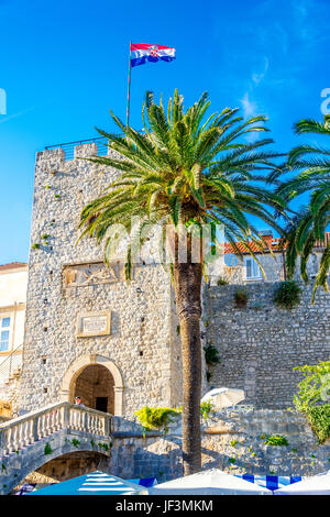 Turm Revelin (Veliki Revelin Turm) oder Landtor, auch bekannt als Korcula Stadttor, der Eingang zur Altstadt in Korcula, Kroatien Stockfoto