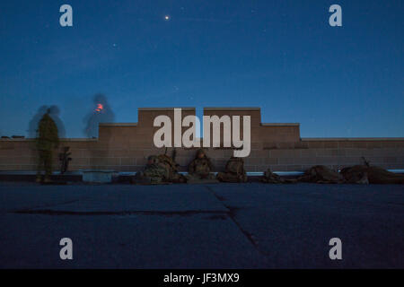 US-Marines mit 3. Brigade, 3. Naval Gunfire Liaison Gesellschaft Air Force Headquarters Gruppe, Marine Forces Reserve und Mitglieder der 1. königliches kanadisches Regiment Rest oben auf ihre Beobachtung Punkt im kanadischen Manöver Training Center in Wainwright, Alberta, Kanada, während Übung Maple lösen 17, 25. Mai 2017. Während der Übung die Marines aus 3. ANGLICO mit der kanadischen Armee, ruft simulierten Artillerie zu vorgeplanten Ziele gearbeitet. Stockfoto