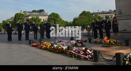 Französische und amerikanische Vertreter ehren das Grab des unbekannten Soldaten am Arc de Triomphe, Paris, am Memorial Day 2017. Die Zeremonie gedenkt an den hundertjährigen Eintritt der USA in den Ersten Weltkrieg und würdigt den Militärdienst und die Opfer. Stockfoto