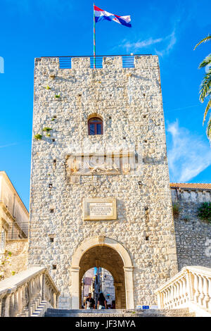 Turm Revelin (Veliki Revelin Turm) oder Landtor, auch bekannt als Korcula Stadttor, der Eingang zur Altstadt in Korcula, Kroatien Stockfoto