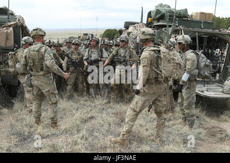 1st Sgt. Tyler S. Brownlee, zweiter von links, Unternehmen B, 4. US-Infanteriedivision, 1. Bataillon, 38. Infanterie-Regiment, 1st Stryker Brigade Combat Team informiert Unternehmen B Soldaten 25. April 2017, über ihre Rolle in am nächsten Tag Luft Angriff Mission während der "Operation Raider Focus" Übung am Pinon Canyon Manöver Standort. Stockfoto