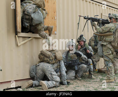 Soldaten von Unternehmen C, 1. Bataillon, 38. Infanterie-Regiment, 1st Stryker Brigade Combat Team, 4. US-Infanteriedivision, geben Sie ein Gebäude der Gegenmacht im urbanen Operationen Village am Pinon Canyon Manöver Standort 26. April 2017. Soldaten mit 1. SBCT waren PCMS vom 18. April 2017, zum 6. Mai 2017, für "Operation Raider Focus" der Brigade-Zertifizierung und Validierung Übung in Vorbereitung auf die kommende Drehung der Brigade an das National Training Center. Stockfoto