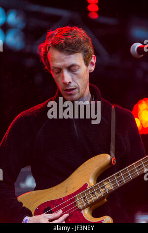 Dundrennan Schottland, UK - 26. Juli 2014: Neil Hamilton Wilkinson, Bass-Gitarrist mit British Sea Power beim 13. Weidenmanns Festival Stockfoto