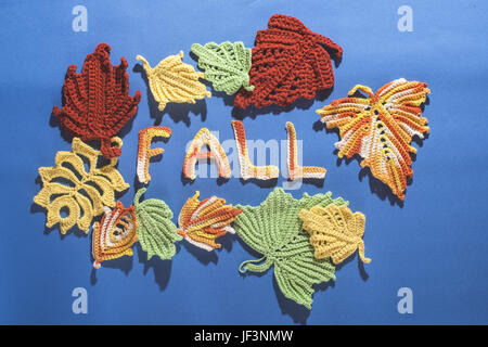 Gestrickte Blätter im Herbst Stockfoto
