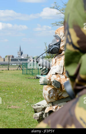 Eine britischer Senior verkauften Offizier, mit dem gemeinsamen europäischen Ausbildungsteam erläutert die grundlegenden trinken Bohrer führen Sie während des Tragens General Respirator Service auf Chièvres Air Base, Belgien, 9. Mai 2017. (US Army Foto von visuellen Informationen Spezialist Pierre-Etienne Courtejoie) Stockfoto