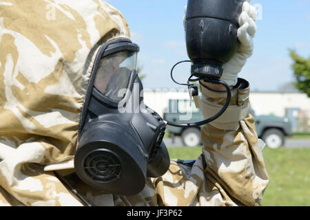 Mitglied der British Armed Forces, eine örtliche Einheit zugewiesen führt die grundlegenden trinken Bohrer mit General Service Respirator außerhalb der US Army Training Support Center Benelux chemische, biologische, radiologische und Atomanlage an Chièvres Air Base, Belgien, 9. Mai 2017. (US Army Foto von visuellen Informationen Spezialist Pierre-Etienne Courtejoie) Stockfoto