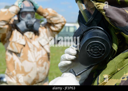 Mitglied der British Armed Forces, eine örtliche Einheit zugewiesen wird das Stroh von seinem General Service Atemschutzmaske außerhalb der US Army Training Support Center Benelux chemische, biologische, radiologische und Atomanlage an Chièvres Air Base, Belgien, 9. Mai 2017 angepasst. (US Army Foto von visuellen Informationen Spezialist Pierre-Etienne Courtejoie) Stockfoto