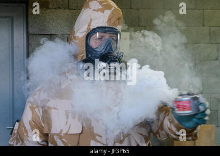 Eine britischer Senior verkauften Offizier, mit dem gemeinsamen europäischen Ausbildungsteam breitet sich das CS-Gas im Inneren der US Army Training Support Center Benelux chemische, biologische, radiologische und Atomanlage an Chièvres Air Base, Belgien, 9. Mai 2017. (US Army Foto von visuellen Informationen Spezialist Pierre-Etienne Courtejoie) Stockfoto