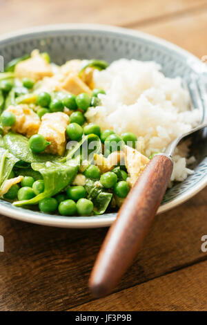 Vegane grünem Thai-Curry mit Soja-Protein, Spinat und frischen Garten Erbsen Stockfoto