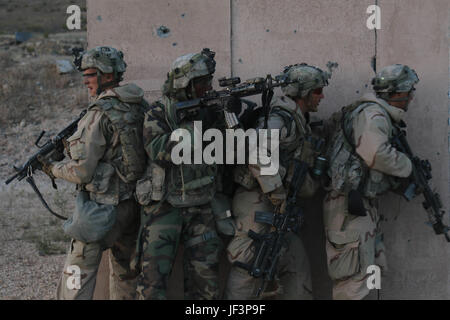Soldaten aus dem 1. Bataillon 18. Infanterie-Regiment, 2nd Armored Brigade Combat Team, 1st Infantry Division in einen Stapel bevor gegen eine Tür und clearing eines Gebäudes im Brandfall live im National Training Center in Fort Irwin, Kalifornien, Mai 10 Übung bekommen. (Sgt. Michael C. Roach, 19. Public Affairs-Abteilung) Stockfoto