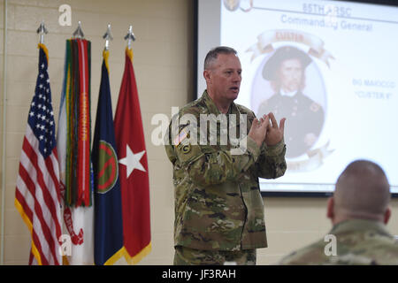 Major General Frederick R. Maiocco Jr., Kommandierender General 85. Support Command erklärt während ein Befehl Teams Neuorientierung kurze am 20. Mai 2017 in Arlington Heights, Illinois, warum es so wichtig, die einzigartige Partnerschaft zwischen der 85. SPT CMD und der ersten Armee zu verstehen ist. Er teilte, dass erste Armee ein "executive Agent für Schulung und Training-Validierung" in der Armee. 85. Unterstützung Befehl als operativ kontrollierte Element der ersten Armee eingebettet ist und es ist wichtig, dass wir synchronisiert werden, um diese Mission zu unterstützen.  (US Armee-Foto von Sgt. Aaron Berogan/freigegeben) Stockfoto