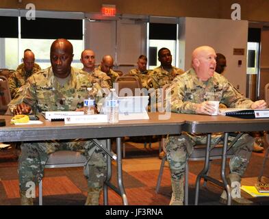 Command Sergeant Major Ronnie Farmer, 335th Signal Befehl (Theater) Befehl Sergeant-Major und Generalmajor Peter Bosse, 335th SC (T) Kommandierender general, reiste nach Mesa, Arizona, an der Silvestre Herrera US Army Reserve Center am 20 Mai, wo sie von Oberst Jean Henderson, 505. Theater taktische Signal Brigade-Kommandeur und ihre Mitarbeiter bei ihren jährlichen Training kurz informiert wurden. Die 335th SC (T) bietet einen operativen und funktionalen US Army Reserve-Befehl, Signal und Cyber-Einheiten zur direkten Unterstützung der Army Reserve Übungen und Landesverteidigung Missionen in den Vereinigten Staaten. Stockfoto