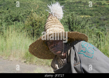 Close-up hat eine gekleidet in traditioneller Kleidung und tragen ein Basuto Hotse River Valley Leribe Bezirk Lesotho Südliches Afrika Stockfoto