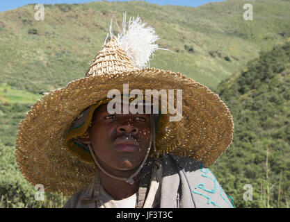 Close-up Portrait eines Mannes mit Basuto Hut Hotse River Valley Leribe Bezirk Lesotho Südliches Afrika Stockfoto