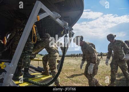 US-Soldaten der 173. Luftlandebrigade und griechische Fallschirmjäger führen während der Übung Bayonet Minotaur 2017 in Thessaloniki, Griechenland, ein schnelles Seiltraining mit einem Hubschrauber durch, um die operativen Standards und technischen Fähigkeiten der NATO zu verbessern. Stockfoto