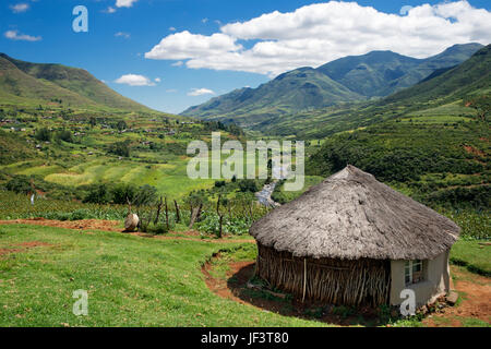 Landschaft Hlotse Flusstal mit strohgedeckten Rondavel Haus Leribe Bezirk Lesotho Südliches Afrika Stockfoto