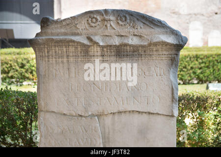 Eine funerary Platte in die Thermen des Diokletian in Rom. Italien Stockfoto