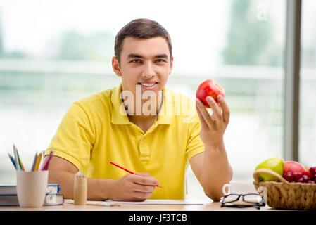 Junge Künstler Zeichnung Apfel auf Papier Stockfoto