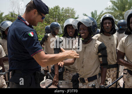 Somalische nationale Polizeikadetten durchführen von Schulungen an die Djiboutian nationale Gendarmerie Basis in Dschibuti, Dschibuti, 22. Mai 2017. Die Kadetten geschult von der italienischen Carabinieri nach dem Rotationsprinzip um somalische Verteidigungsfähigkeit und Zähler gewalttätige extremistische Organisationen am Horn von Afrika zu fördern.  (Foto: U.S. Air Force Master Sgt. Russ Scalf) Stockfoto