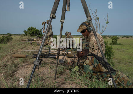 Ghana bewaffnete Kräfte und US-Armeesoldaten üben grundlegende Scharfschützen Treffsicherheit Fähigkeiten im Bereich Ausbildung während United Accord 2017 im Bundase Training Center in Accra, Ghana, 23. Mai 2017 ausüben. Accord (früher Western Accord) vereint 2017 ist eine jährliche, kombiniert, gemeinsame militärische Übung, die regionale Beziehungen fördert, erhöht die Kapazität, amerikanischen und afrikanischen westlichen Truppen trainiert und weitere cross-Training und Interoperabilität. (Foto: U.S. Army Staff Sgt Shejal Pulivarti) Stockfoto