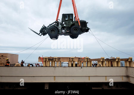 170523-N-YG116-003 Ostsee (23. Mai 2017) Segler mit Strand Master Unit 2, unternahm die USNS SGT William R. Button, übertragen einen Gabelstapler über die Schaltfläche zum einer improvisierten Marine Literage System Causeway Fähre als Teil der Operation Saber Strike 2017 Taste, ein Military Sealift Command Stationierung Kraft Seecontainer, lieferte unternehmenskritische Equipment, Marine Corps Combat Logistik-Regiment 45, 4. Marine Logistics Group, der Hafen von Ventspils, Lettland angehören. Säbel-Strike ist eine langjährige US-Army in Europa führte kooperative Übung zur Verbesserung der gemeinsamen interop Stockfoto