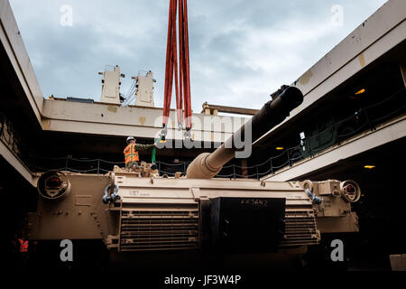 170523-N-YG116-005 Ostsee (23. Mai 2017) Segler mit Strand Master Unit 2, unternahm die USNS SGT William R. Button, bereiten Sie ein M1A1 Abrams Kampfpanzer als Teil der Operation Saber Strike 2017 zu entlasten. Taste, ein Military Sealift Command Stationierung Kraft Seecontainer, lieferte unternehmenskritische Equipment, Marine Corps Combat Logistik-Regiment 45, 4. Marine Logistics Group, der Hafen von Ventspils, Lettland angehören.  Säbel Streik ist eine langjährige US-Army in Europa führte kooperative Übung zur Verbesserung gemeinsamer Interoperabilität durch eine Reihe von Missionen Stockfoto