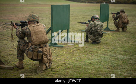 U.S. Marines Captain Jacob Castillo (links) und Lance Cpl. Samuel Sly (rechts) konkurrieren neben ein Soldat aus der malaysischen Armee (Mitte), 24. Mai 2017, die australische Armee-Fähigkeiten bei Armen treffen in Puckapunyal, Australien. AASAM Wettkampf in diesem Jahr nahmen 20 verschiedene Ländern für zwei Wochen zu konkurrieren, lernen und bessere Allianzen. Der Wettbewerb wurde in mehr als 60 einzelne Matches bestehend aus Gewehr, Pistole und Maschinengewehre gebrochen. Castillo ist der Geheimdienst-Offizier für 3. Bataillon, 4. Marine Regiment. Das Bataillon ist derzeit nach Australien im Support bereitgestellt. Stockfoto